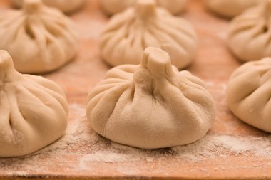 Tahta yan görünümlü ham khinkali 'nin odaklanmış görüntüsü.