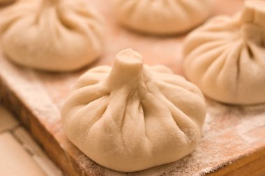 Ham khinkali yan görünümünün odaklanmış resmi.