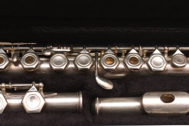 İçinde parçalanmış flüt olan açık bir çanta.