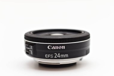 Canon EF-S 24 mm STM lensleri dijital SLR kırpma kameraları için ve logosu öne dönük. Stüdyo fotoğrafını yumuşak ışıkta kapat