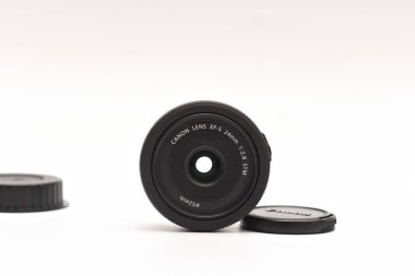 Kiev, Ukrayna - 05 Mart 2021: Canon EF-S 24 mm STM lensi Dijital SLR kırpma kameraları için yan tarafında bir lens ve yan yana duran kapaklar