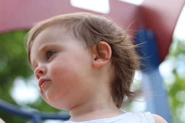 Ein Kleines Mädchen Shirt Steht Auf Einer Kinderrutsche Park Foto — Stockfoto