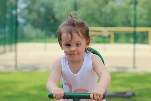 Kleine Vrolijke Kleuter Meisje Rijdt Een Schommel Speelplaats Achtergrond Van — Stockfoto