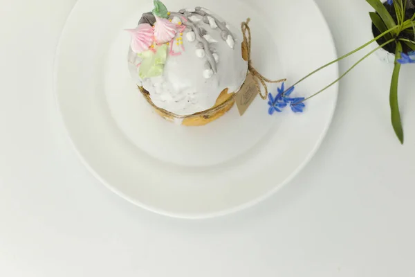 白いフォンダントとマシュマロと正統派イースターケーキポットトップビューの春の花とプレート上のロープで結ばれています — ストック写真