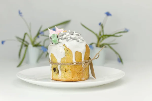 Orthodoxe Ostertorte Auf Einem Teller Mit Frühlingsblumen Einem Topf Seitenansicht — Stockfoto