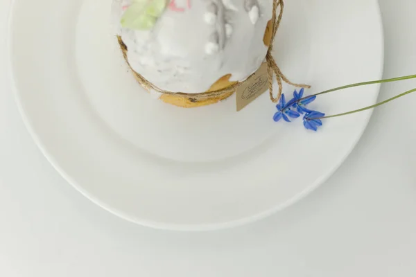 白い背景に青い花の上面が見えるプレート上の正統派ケーキ — ストック写真