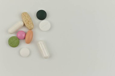 Çeşitli ilaçlardan oluşan bir yığını kapat.