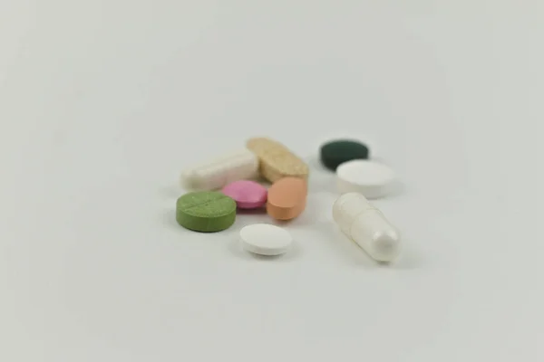 Különböző Színes Tabletták Fehér Háttér — Stock Fotó