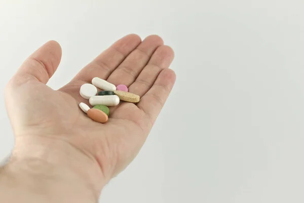 Színes Tabletták Tabletták Egy Férfi Kezében Fehér Alapon Másold Helyet — Stock Fotó
