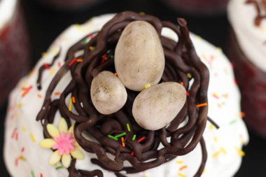 Çikolatalı yumurtalar taze pişmiş Paskalya pastalarının üzerinde.