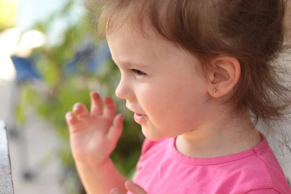 Красива Маленька Руда Дівчинка Сидить Столом Відкритому Повітрі Рожевій Футболці — стокове фото
