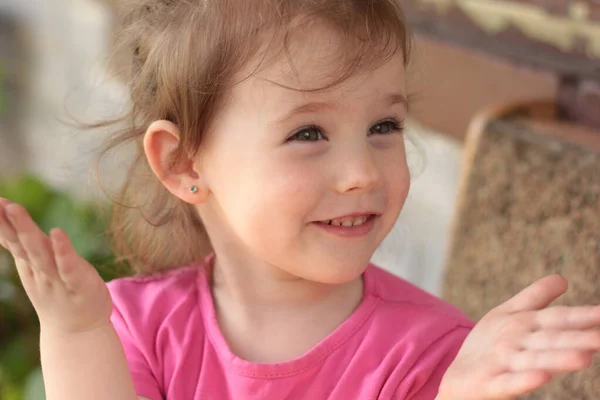 Pequena Bela Menina Cabelos Vermelhos Sorridente Uma Camiseta Rosa Senta — Fotografia de Stock