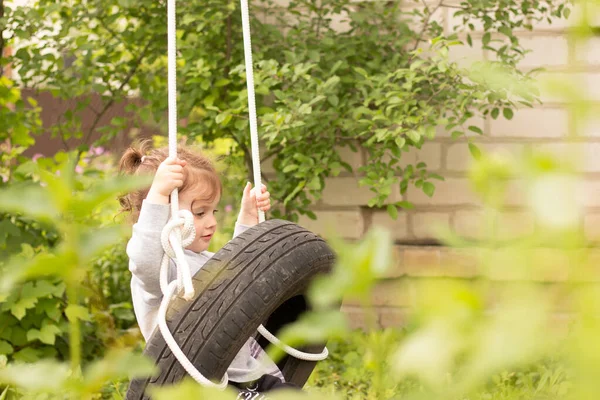 Felice Bambina Dai Capelli Rossi Cavalcando Una Ruota Legata Corde — Foto Stock