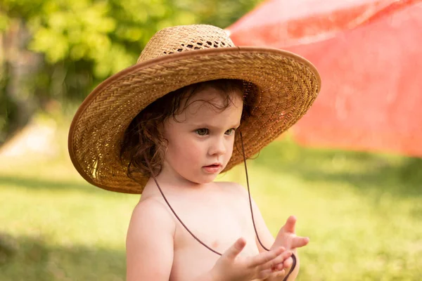 Kleines Nachdenkliches Kind Mit Strohhut Auf Verschwommenem Ranch Hintergrund — Stockfoto