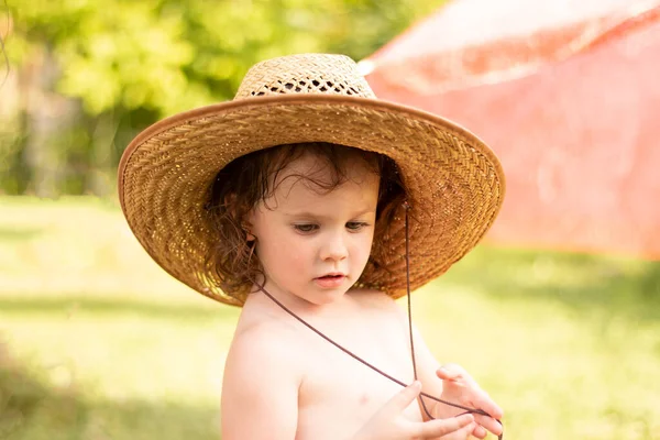 Kleines Nachdenkliches Kind Mit Strohhut Auf Verschwommenem Ranch Hintergrund — Stockfoto