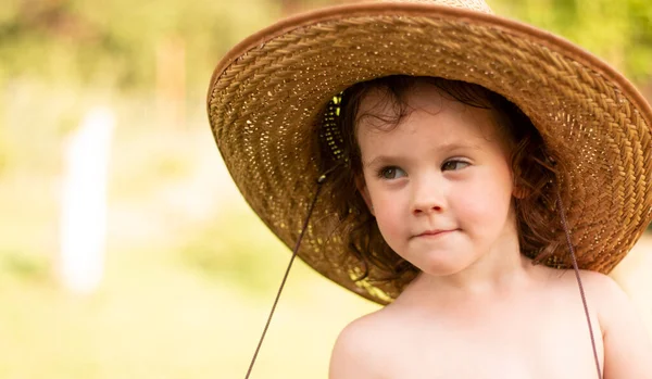 Ein Kleines Wunderbares Fokussiertes Kind Mit Strohhut Hält Sie Dekolleté — Stockfoto