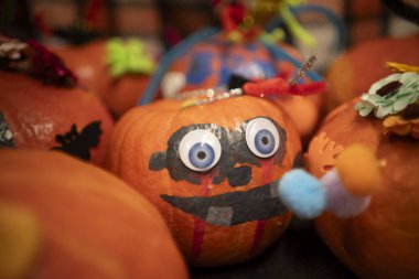 Gülümseyen, süslü balkabağı, tek başına duran gözler ve ağızla. Sevimli el yapımı Cadılar Bayramı süslemesi eğlenceyi, yaratıcılığı ve neşeli sonbahar havasını simgeliyor..