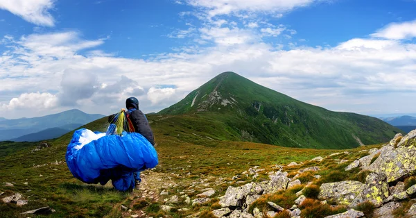 Paraglider rises at  start on Goverla in Carpathian mountains Ukraine — Stock Photo, Image