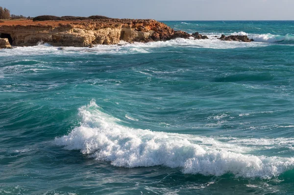 Meereswellen rollen auf Steinen — Stockfoto