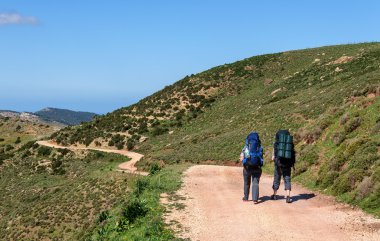 aileyiz büyük sırt çantaları ile yol denizde