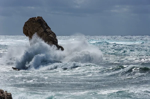 Sea waves rolling on stones — Stock Photo, Image