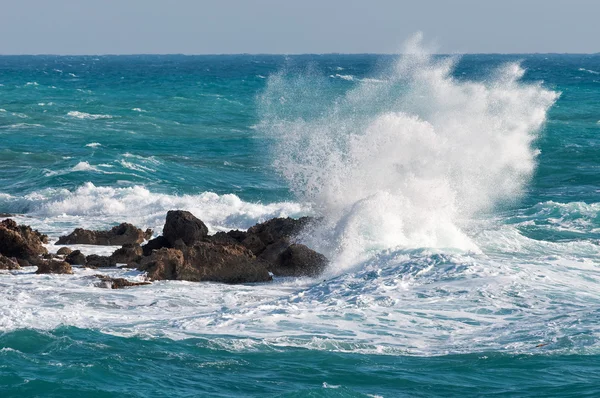 Olas de mar rodando sobre piedras —  Fotos de Stock