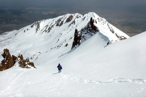 Hombre escalador desciende de la cima del volcán Erciyes . — Foto de Stock