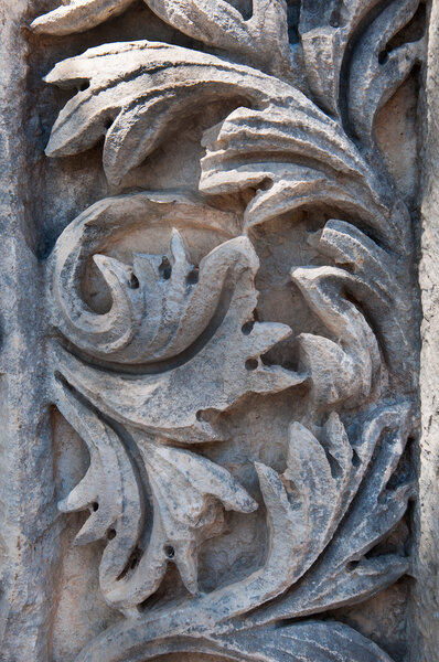 Украшение в виде листьев высеченных из камня
.