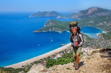 Büyük sırt çantası üzerinde bir yol deniz adamla