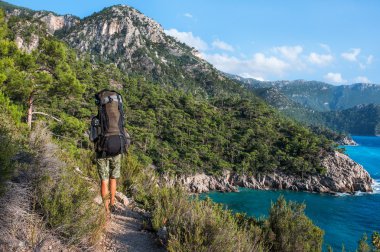 Türkiye'de hiking. Likya yolu. Backpacker denizin kenarında.