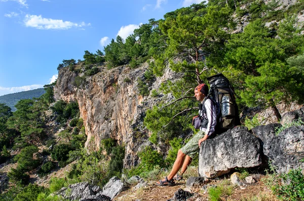 Hiking in Turkey. Lycian Way. Backpacker by the sea. — Stock Photo, Image