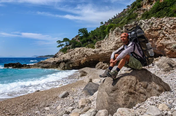 Türkiye'de hiking. Likya yolu. Backpacker denizin kenarında.