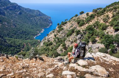 Türkiye'de hiking. Likya yolu. Backpacker denizin kenarında.