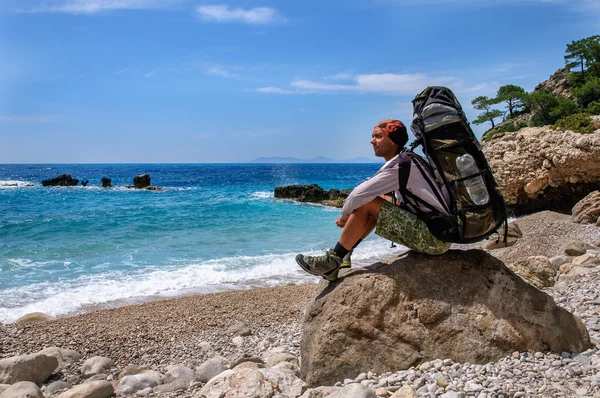 Hiking in Turkey. Lycian Way. Backpacker by the sea. — Stock Photo, Image