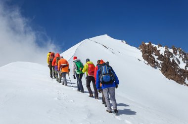 Grup dağcı Erciyes Volkanı tepesinden aşağı gider.