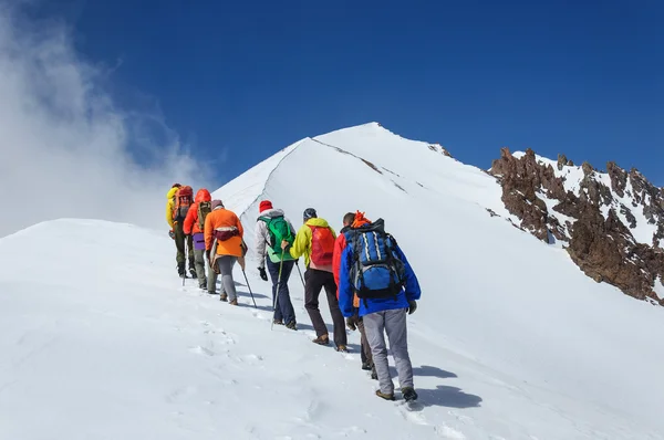 Grup dağcı Erciyes Volkanı tepesinden aşağı gider.