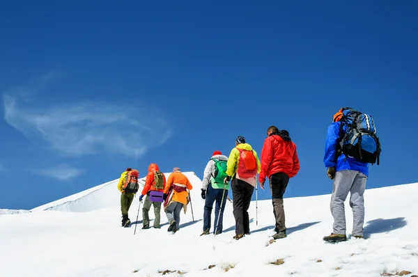 Grup dağcı Erciyes Volkanı tepesinden aşağı gider. — Stok fotoğraf