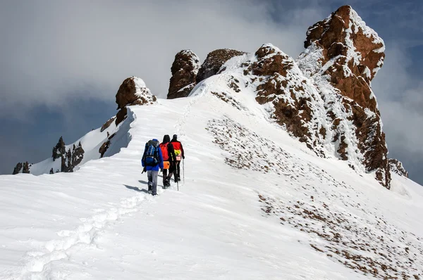 Grup dağcı Erciyes Volkanı tepesinden aşağı gider. — Stok fotoğraf