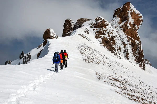 Grup dağcı Erciyes Volkanı tepesinden aşağı gider.