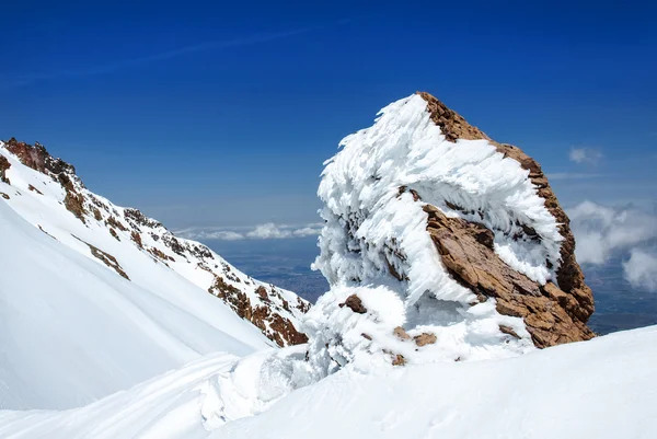 冰雪覆盖的岩石火山上。土耳其 — 图库照片