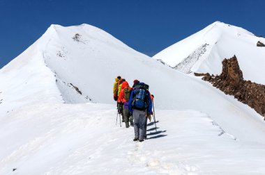 Grup dağcı Erciyes Volkanı tepesinden aşağı gider.