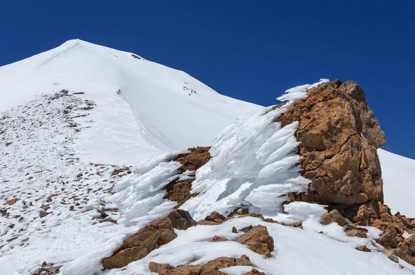 冰雪覆盖的岩石火山上。土耳其 — 图库照片