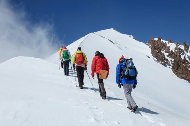 Grup dağcı Erciyes Volkanı tepesinden aşağı gider.