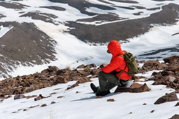 Homme grimpeur monte sur un volcan enneigé . — Photo