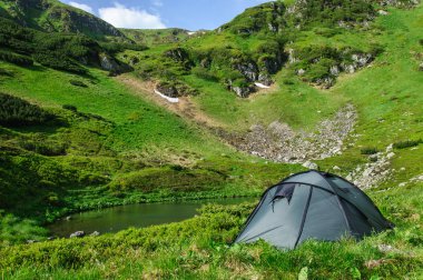 Karpatlar gölde tarafından gri büyük çadır