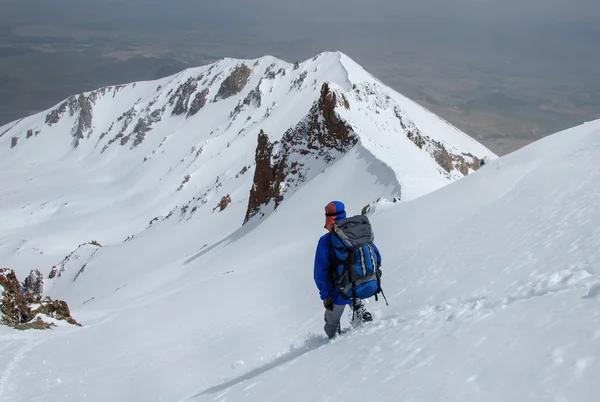 Erkek dağcı Erciyes Volkanı tepesinden iner. — Stok fotoğraf