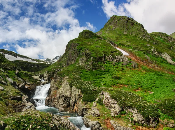 Paesaggio montano estivo con fiume e cascata — Foto Stock