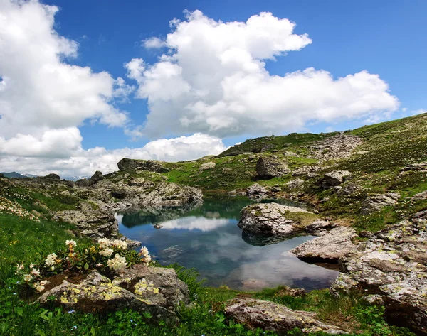 Γραφική λίμνη στην κοιλάδα του Καυκάσου στα βουνά — Φωτογραφία Αρχείου