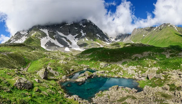Malerisk sø i dalen i Kaukasus bjerge - Stock-foto