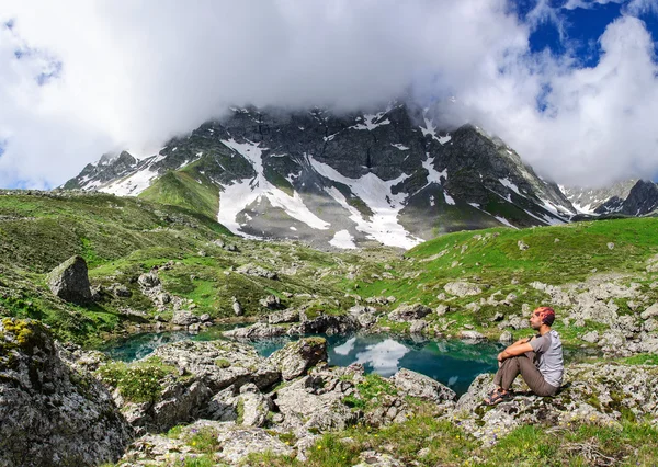 Joven hombre admira el lago de montaña . —  Fotos de Stock